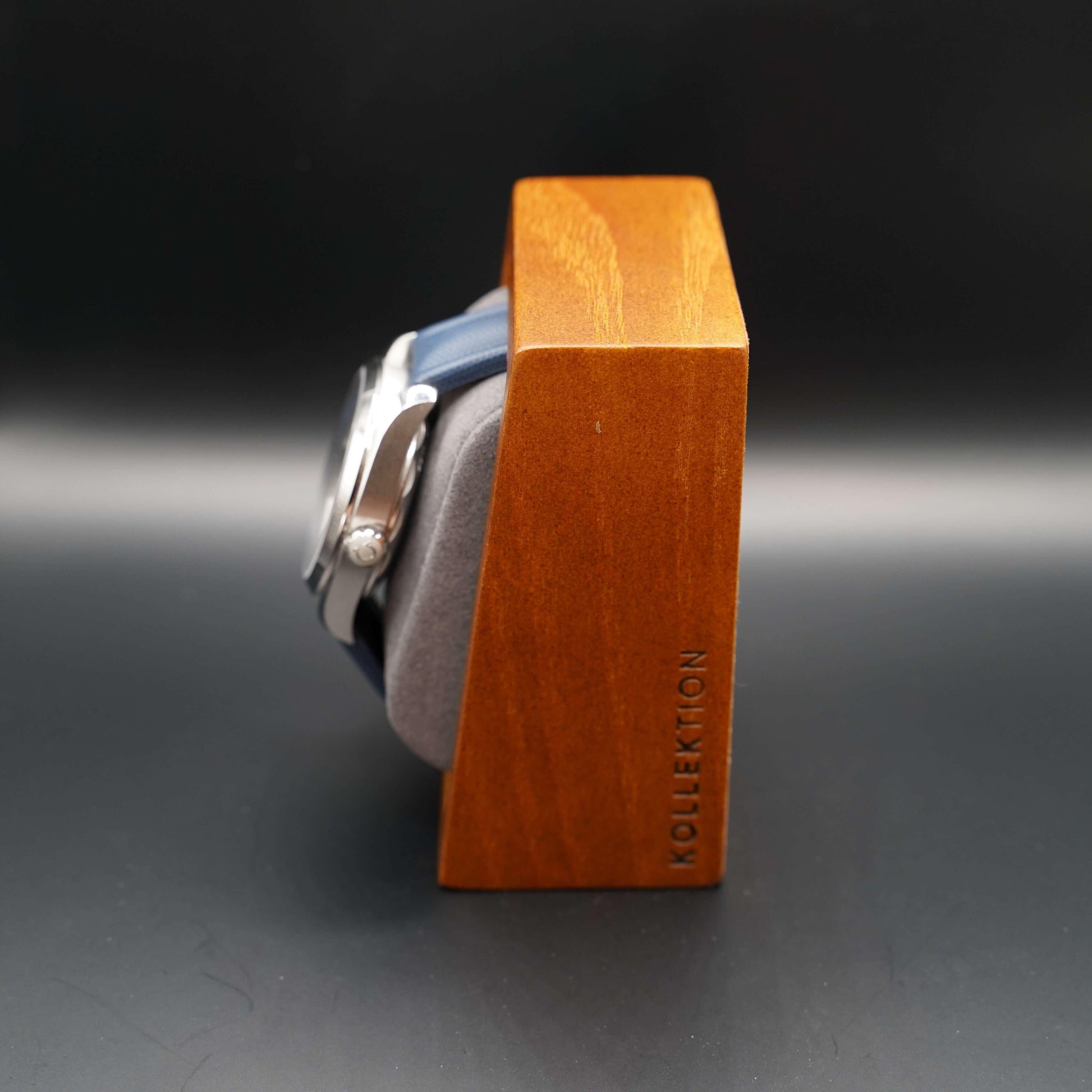 A grey wooden watch case with a microsuede interior is a great way to keep your watches safe and secure. This high-quality case is available in both beige and grey.